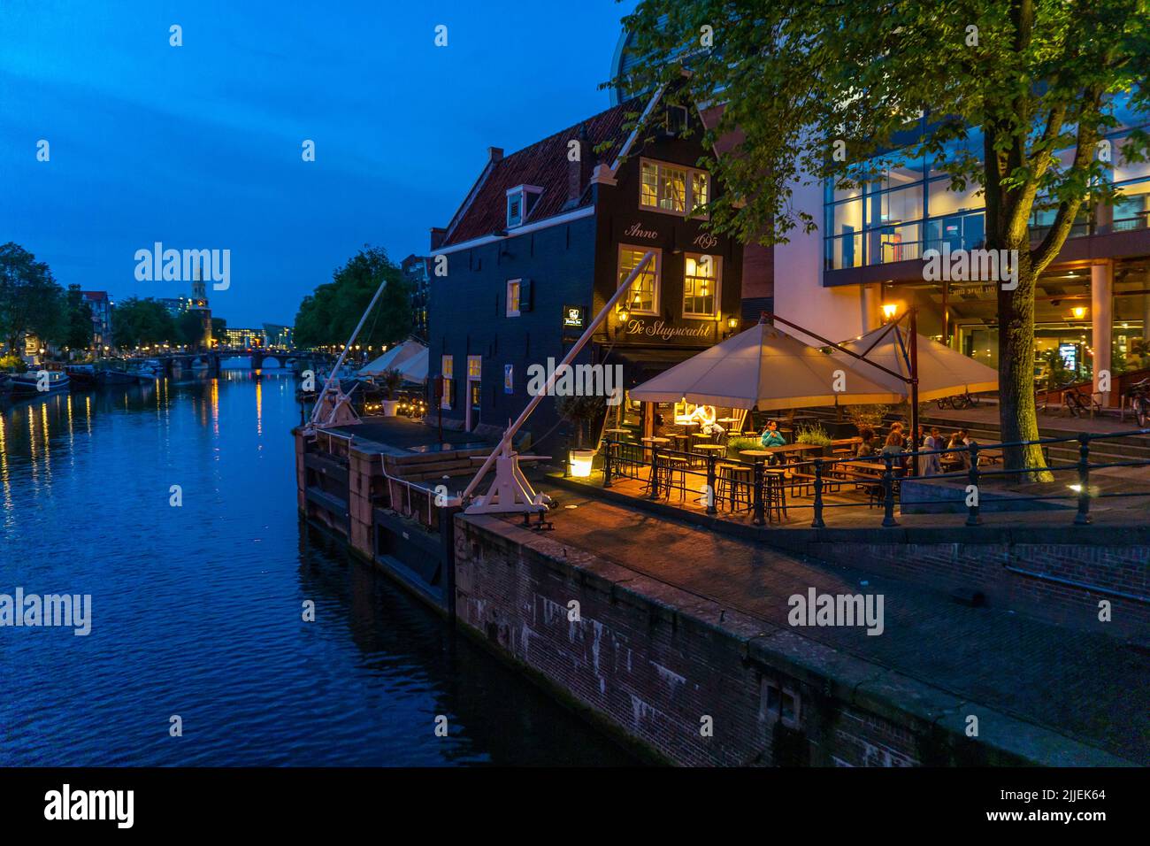 Sint Antoniesluis, an der Oudeschans Gracht, Grachtenrundfahrt Boat, Cafe, de Sluyswacht, Amsterdam, Niederlande Banque D'Images