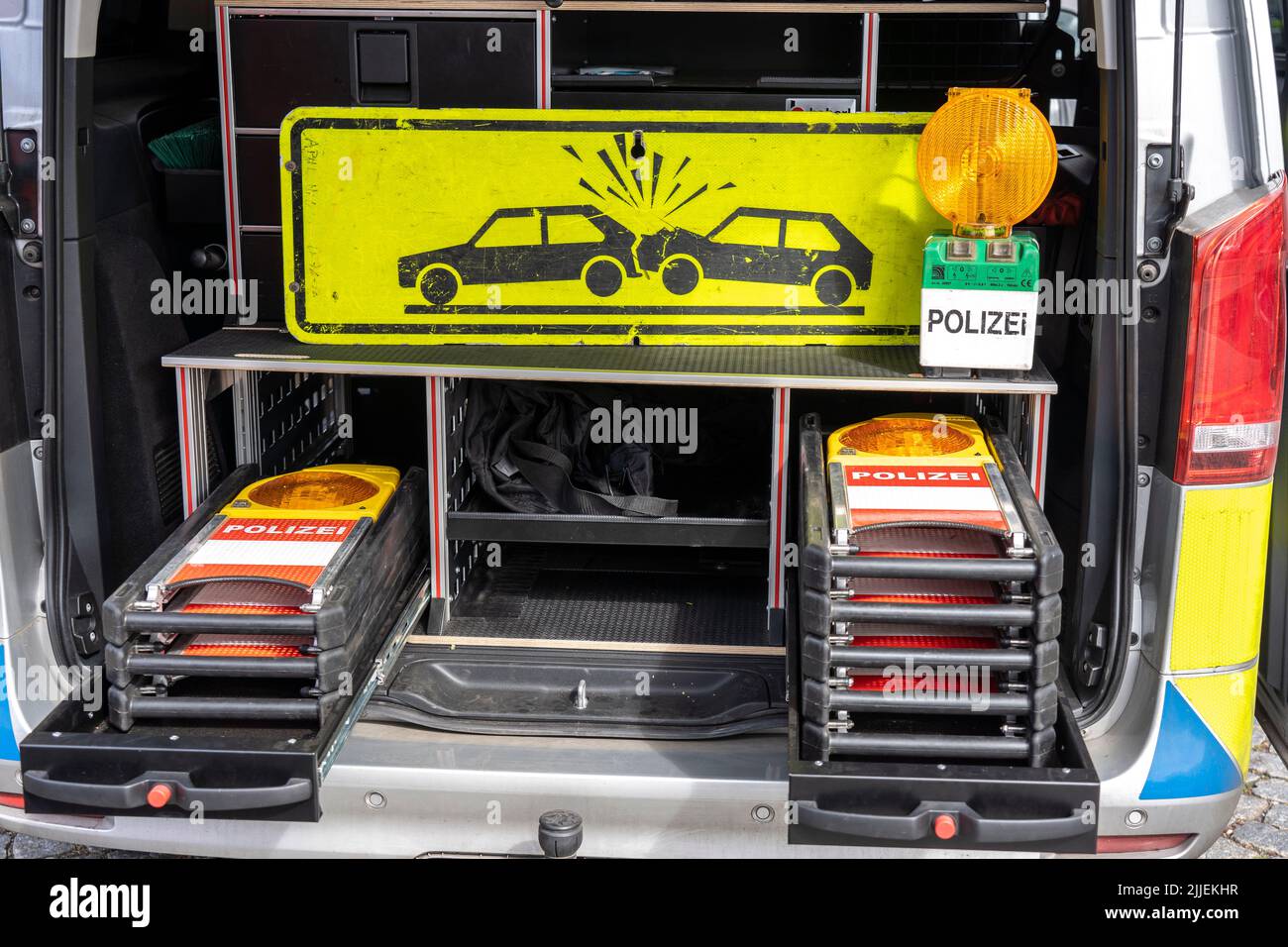 Voitures de patrouille de police d'autoroute, panneaux d'avertissement, balises, feux de signalisation, Banque D'Images