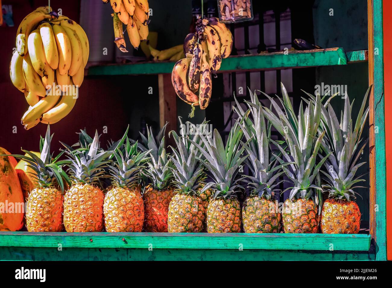 Marché de rue rustique avec ananas et bananes à Punta Cana en République dominicaine Banque D'Images