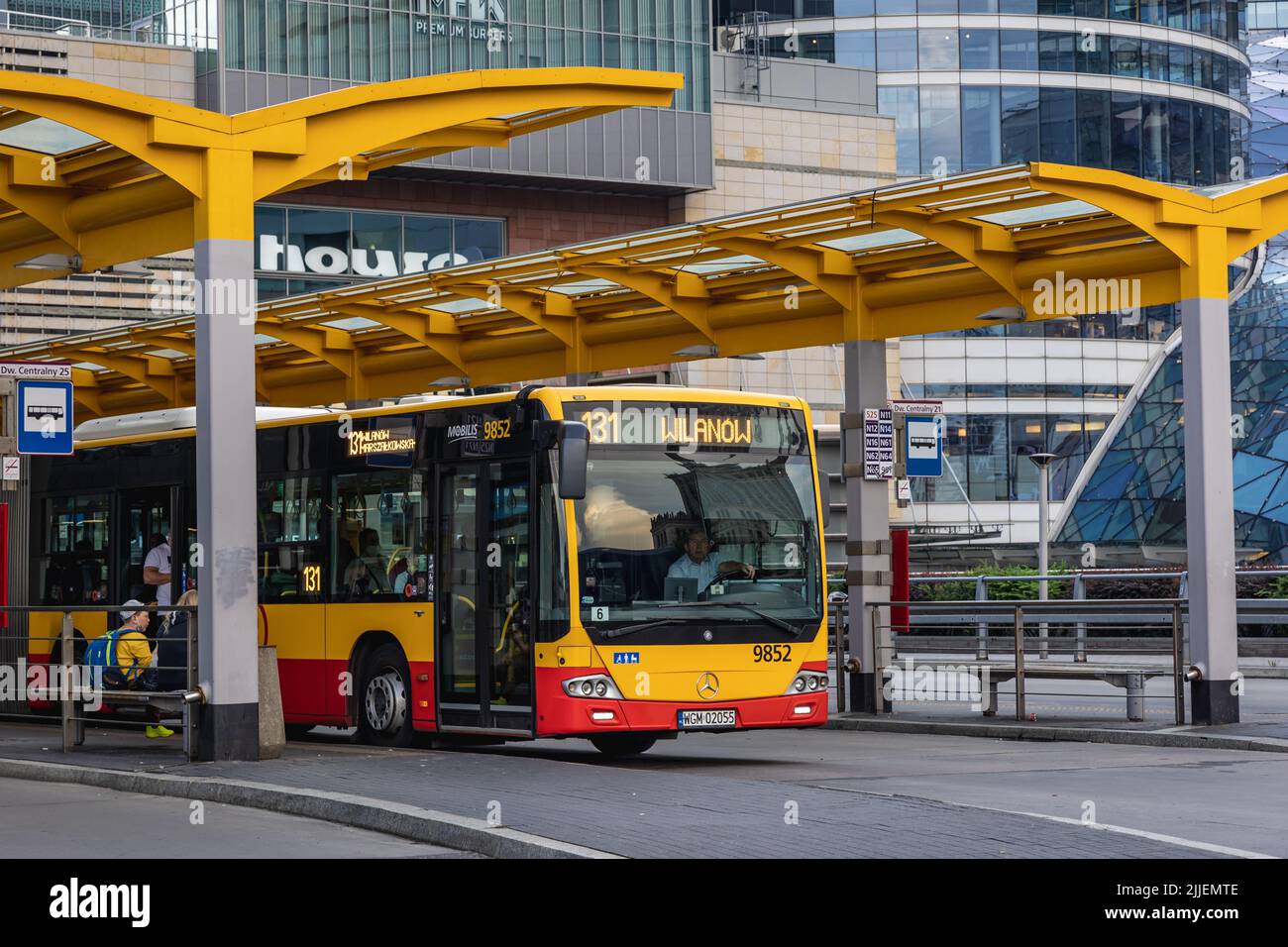 Arrêt de bus à côté de Warszawa Centralna - gare centrale de Varsovie dans le centre-ville de Varsovie, capitale de la Pologne Banque D'Images