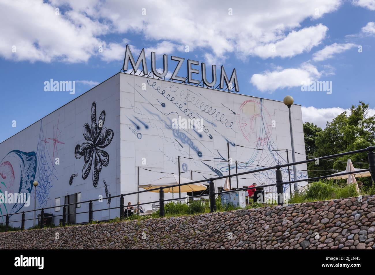 Musée d'Art moderne vu depuis les Boulevards de Vistule au-dessus de la rive de la Vistule à Varsovie, en Pologne Banque D'Images