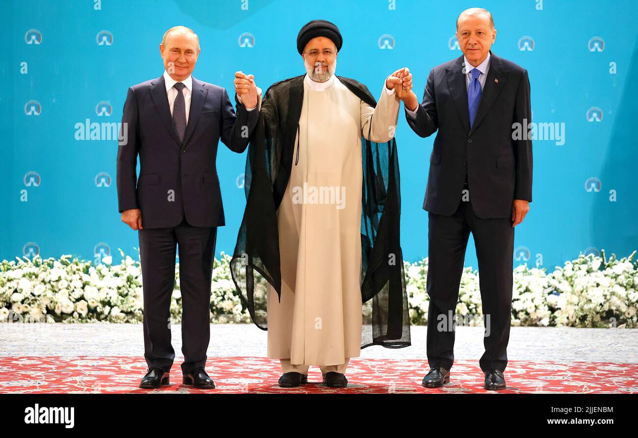 Le président russe Vladimir Poutine à Téhéran, en Iran. Poutine est avec le président de l'Iran Sayyid Ebrahim Raisi et le président de la Turquie Recep Tayyip Erdogan. Banque D'Images
