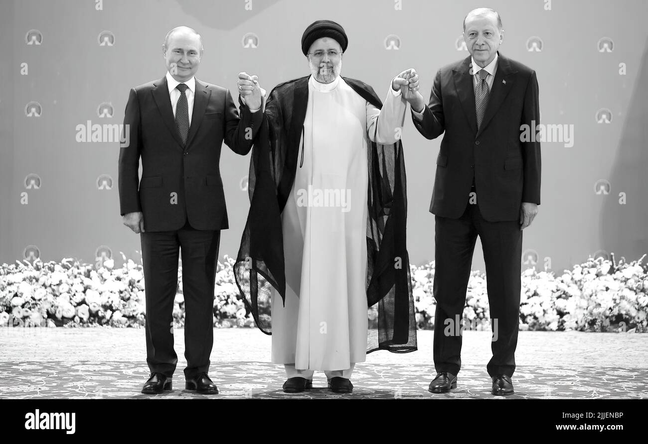 Le président russe Vladimir Poutine à Téhéran, en Iran. Poutine est avec le président de l'Iran Sayyid Ebrahim Raisi et le président de la Turquie Recep Tayyip Erdogan. Banque D'Images