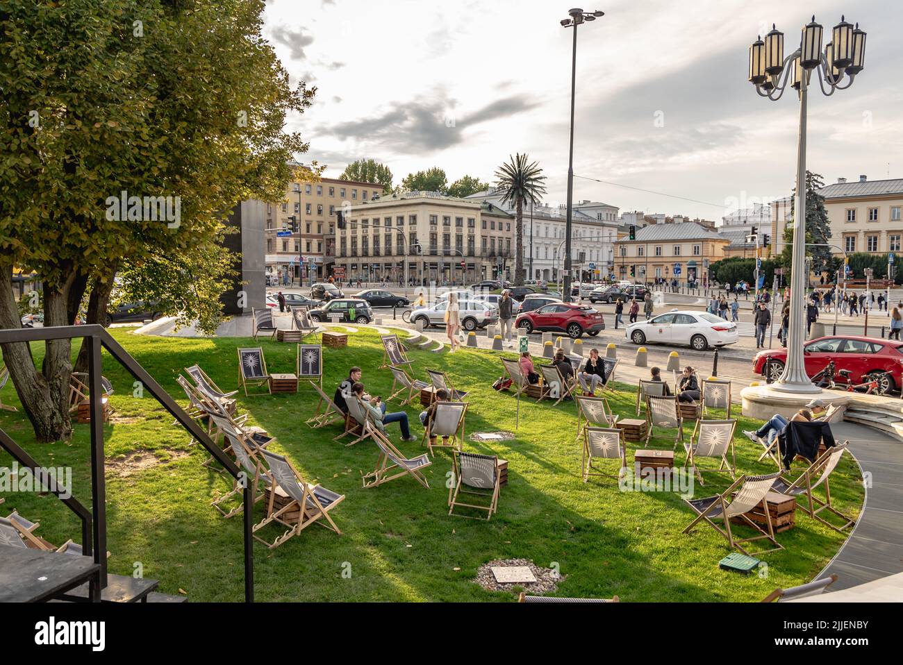 Chaises hamac à côté du rond-point général Charles de Gaulle à Varsovie, capitale de la Pologne Banque D'Images