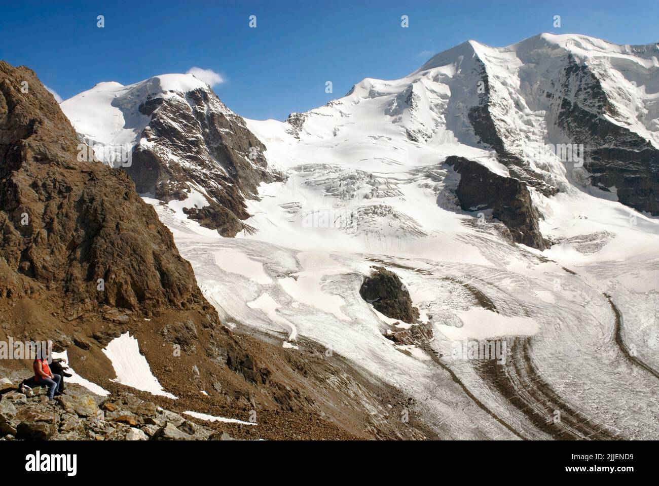 Couple regardant le glacier pers à la station de montagne Diavalezza, Pontresina, Suisse, Suisse, Grisons, Engadine, Pontresina Banque D'Images