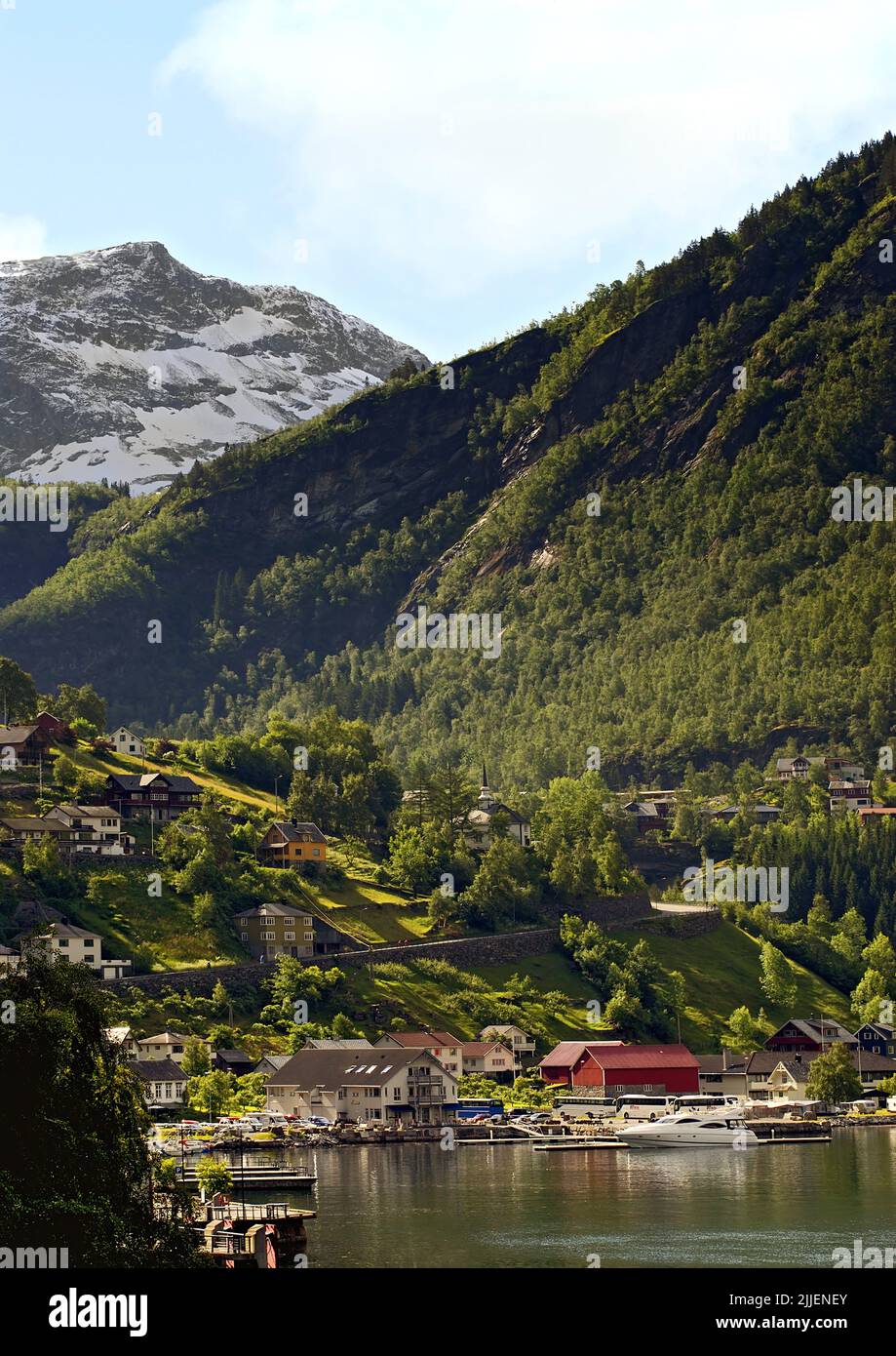 Village de Gejranger au bout du fjord de Gejranger dans les Fjordlands du Nord, en Norvège Banque D'Images