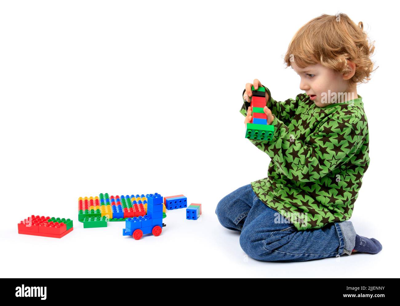 Petit Garçon jouant avec des briques Lego Banque D'Images