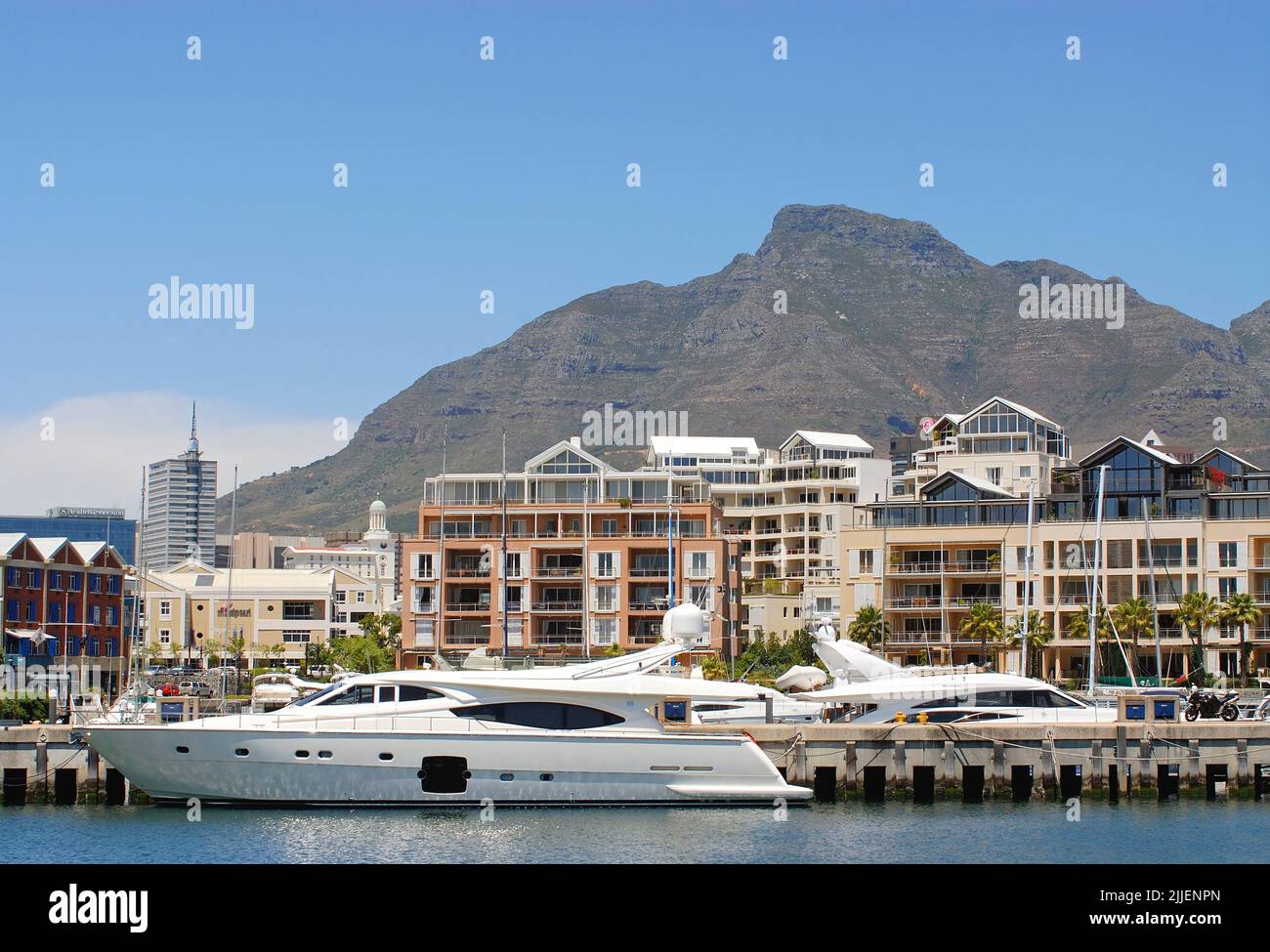 Yachts à moteur coûteux le port de Cape Town avec de nouveaux logements en arrière-plan, Afrique du Sud, Capetown Banque D'Images
