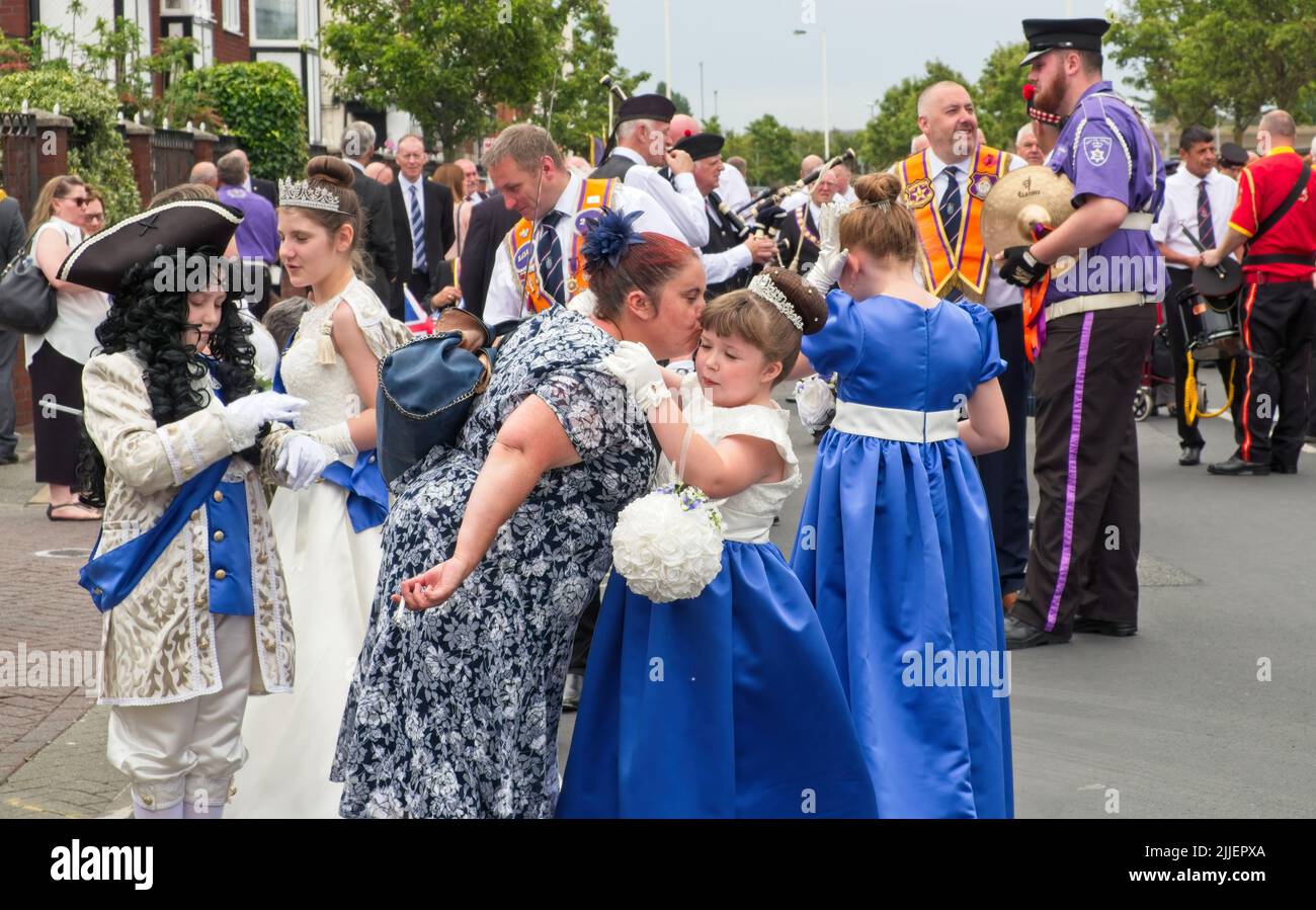 Mère et fille se sont hug avant la parade de la Journée Orange !2th juillet Banque D'Images