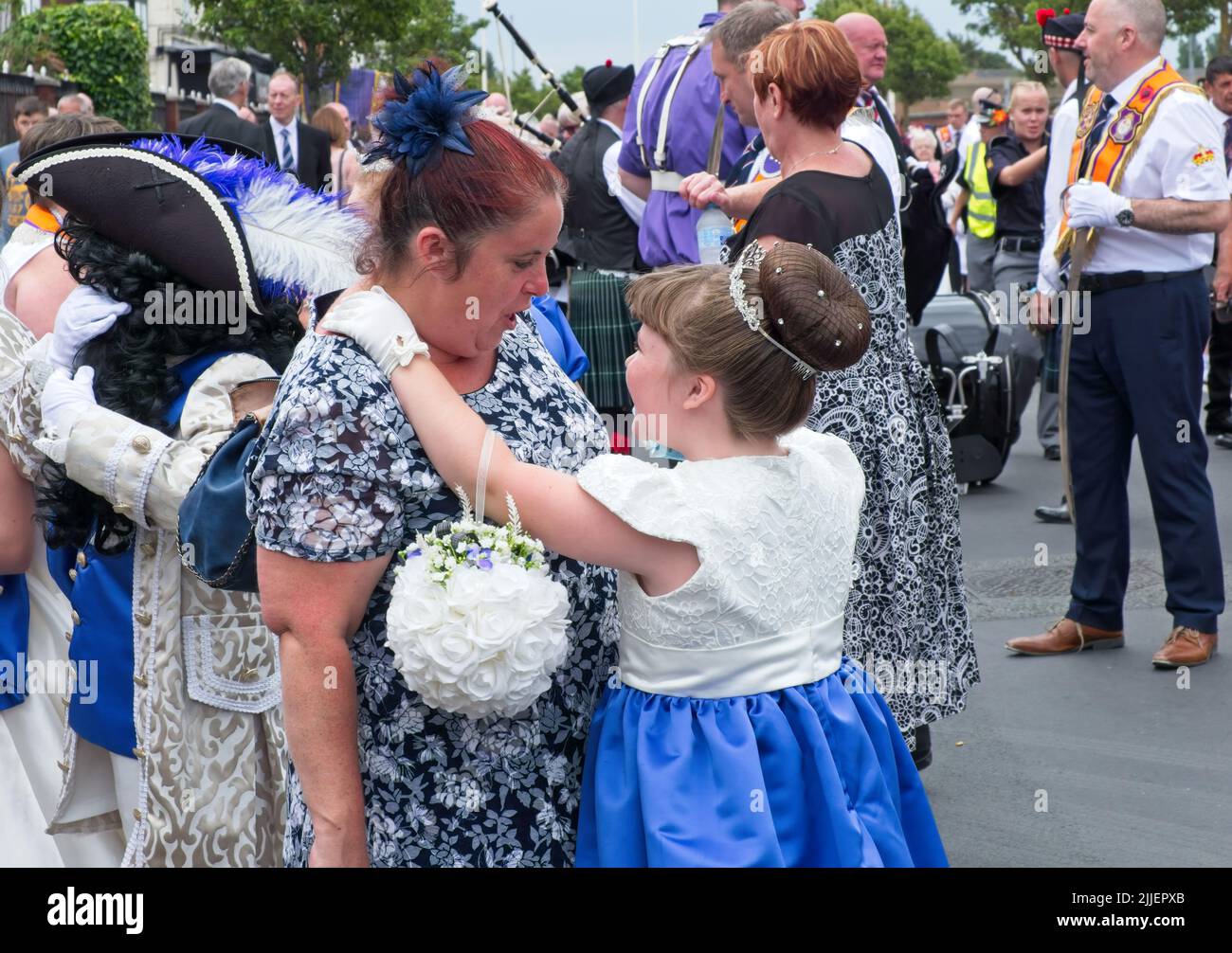 Mère et fille excitée défilé de la fête de l'Orange !2th juillet Banque D'Images