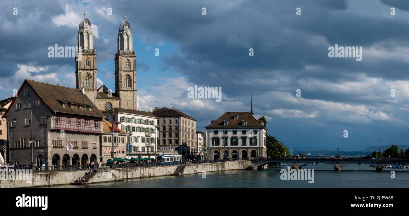 Vue panoramique sur l'église Grossmunster et le pont Munster sur le Limmat, Zurich, Suisse Banque D'Images