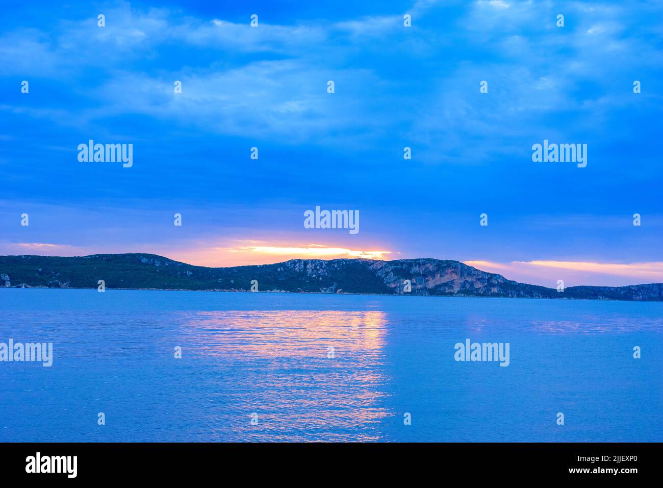 Vue imprenable sur le coucher du soleil aérien de la célèbre baie de Navarino et la formation de rochers de la célèbre île de Sphacteria. Situé près de la ville de Pylos à Messenia Banque D'Images