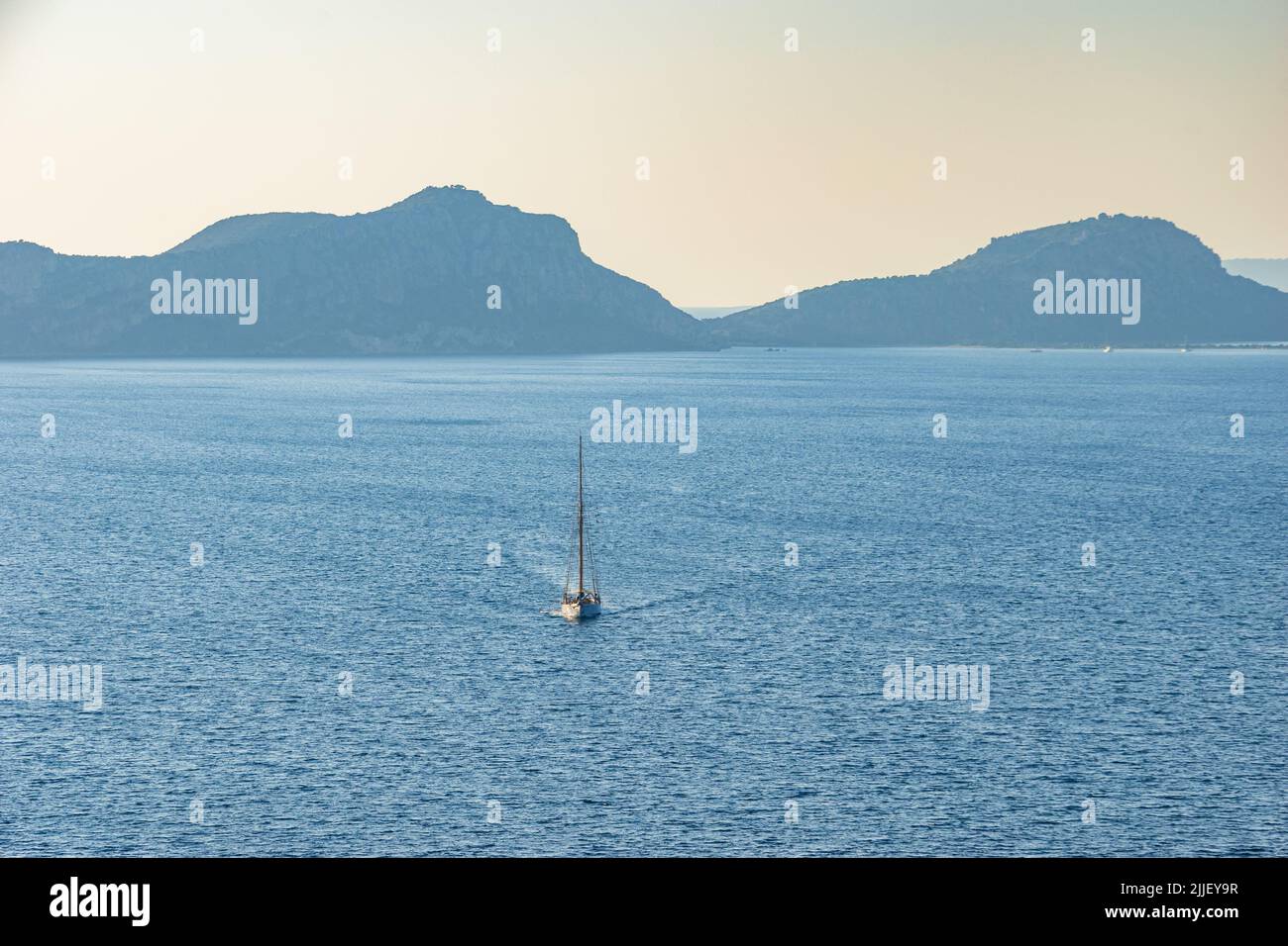 Vue imprenable sur le coucher du soleil aérien de la célèbre baie de Navarino et la formation de rochers de la célèbre île de Sphacteria. Situé près de la ville de Pylos à Messenia Banque D'Images