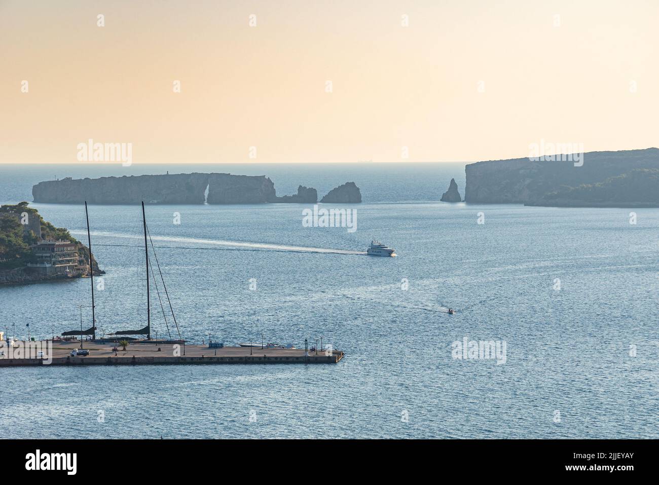 Vue imprenable sur le coucher du soleil aérien de la célèbre baie de Navarino et la formation de rochers de la célèbre île de Sphacteria. Situé près de la ville de Pylos à Messenia Banque D'Images