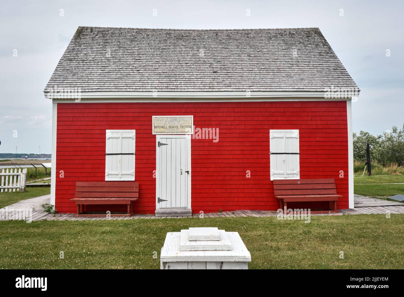 Construit dans le style architectural de la côte est, recouvert de milk-shakes en cèdre, l'ancienne école Bridgeport construite en 1888 est située dans le Dominion Cape Breton I Banque D'Images