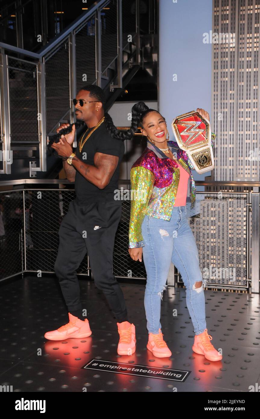 New York, États-Unis. 25th juillet 2022. WWE Superstars Montez Ford et Bianca Belair visitent l'Empire State Building pour le lancement de la semaine SummerSlam à New York. Crédit : SOPA Images Limited/Alamy Live News Banque D'Images