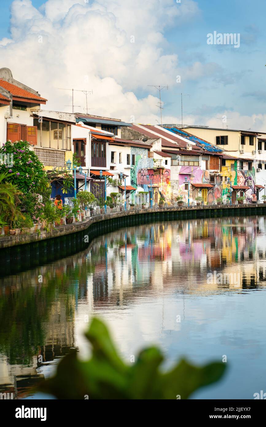 MELAKA, MALAISIE - 12 juin 2022 : maisons colorées le long de la rivière Melaka. La ville de Melaka est un site classé au patrimoine mondial de l'UNESCO. Banque D'Images