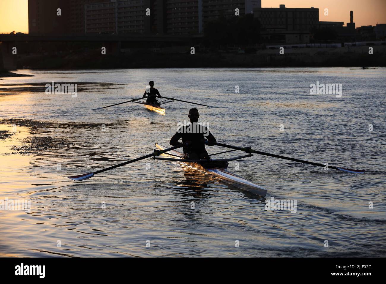 Bagdad, Irak. 25th juillet 2022. Les athlètes de l'équipe nationale iraquienne d'aviron s'entraînent au cours d'une séance d'entraînement sur le Tigre à Bagdad, en Irak, sur 25 juillet 2022. Credit: Khalil Dawood/Xinhua/Alamy Live News Banque D'Images