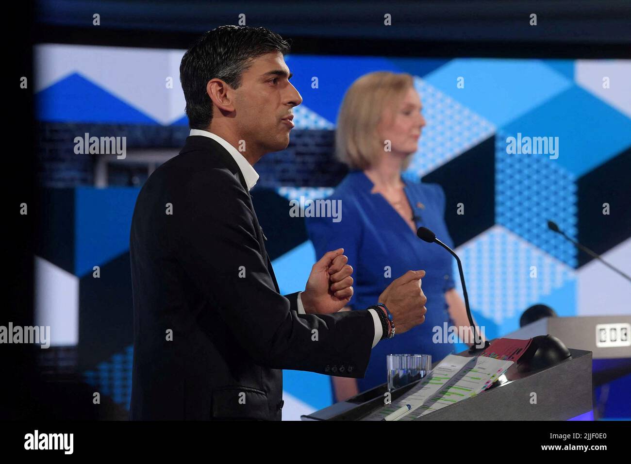 (220726) -- STOKE-ON-TRENT, 26 juillet 2022 (Xinhua) -- l'ancien chancelier de l'Échiquier britannique Rishi Sunak (L) et le secrétaire aux Affaires étrangères Liz Truss participent à un débat organisé par la BBC à Hanley, Stoke-on-Trent, Grande-Bretagne, 25 juillet 2022. Sunak et Truss sont devenus les deux derniers candidats à la course à la direction du parti conservateur au pouvoir. (Jeff Overs/BBC/Handout via Xinhua) (pour usage éditorial uniquement)(NOTE AUX ÉDITEURS : ne pas utiliser plus de 21 jours après l'émission. Vous pouvez utiliser cette image sans frais uniquement dans le but de publier ou de rendre compte de la programmation BBC actuelle, personne Banque D'Images