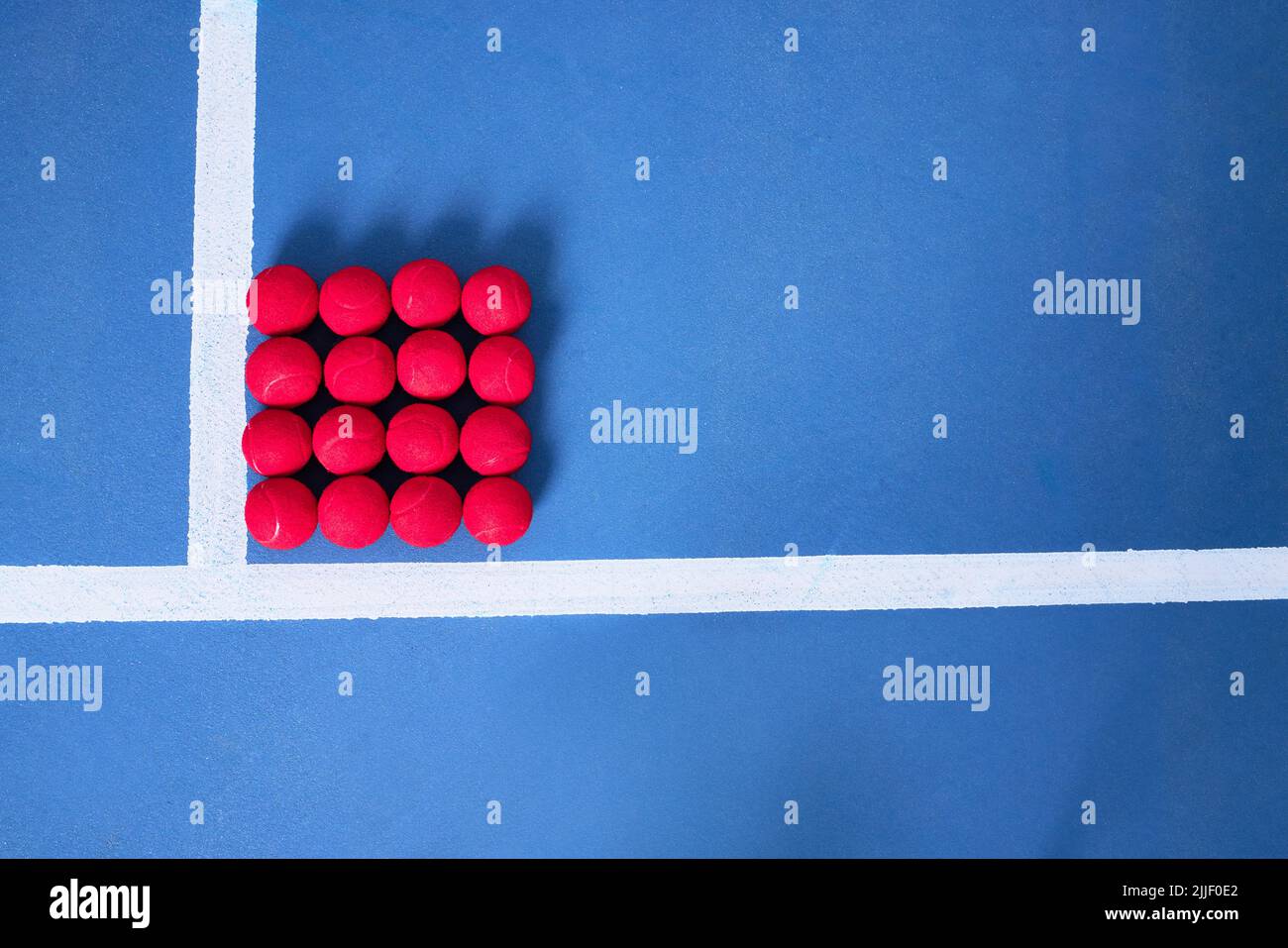 Votre seule limite est vous. Plusieurs balles de tennis rouges formant un carré. Banque D'Images