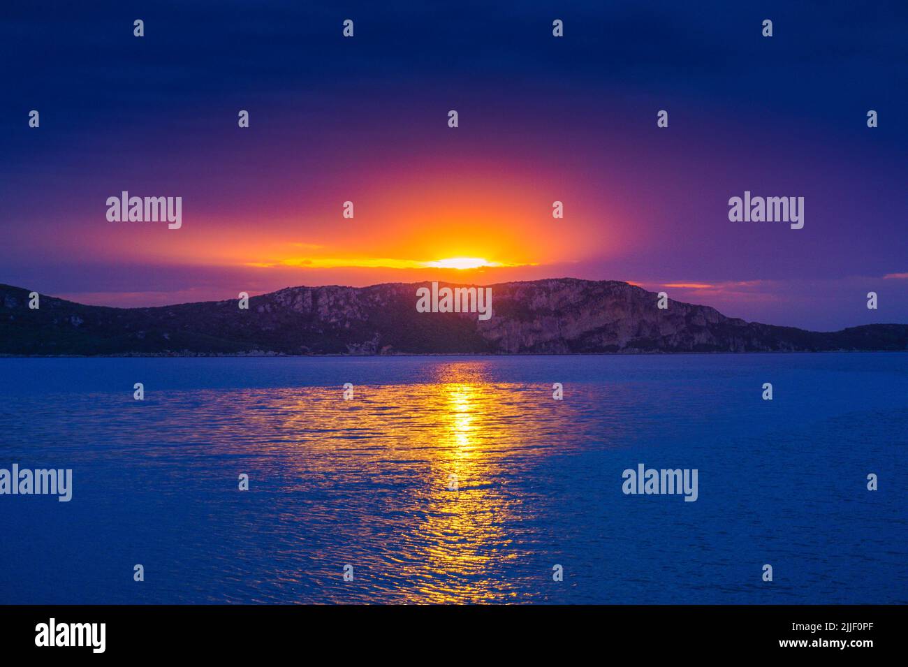 Vue imprenable sur le coucher du soleil aérien de la célèbre baie de Navarino et la formation de rochers de la célèbre île de Sphacteria. Situé près de la ville de Pylos à Messenia Banque D'Images