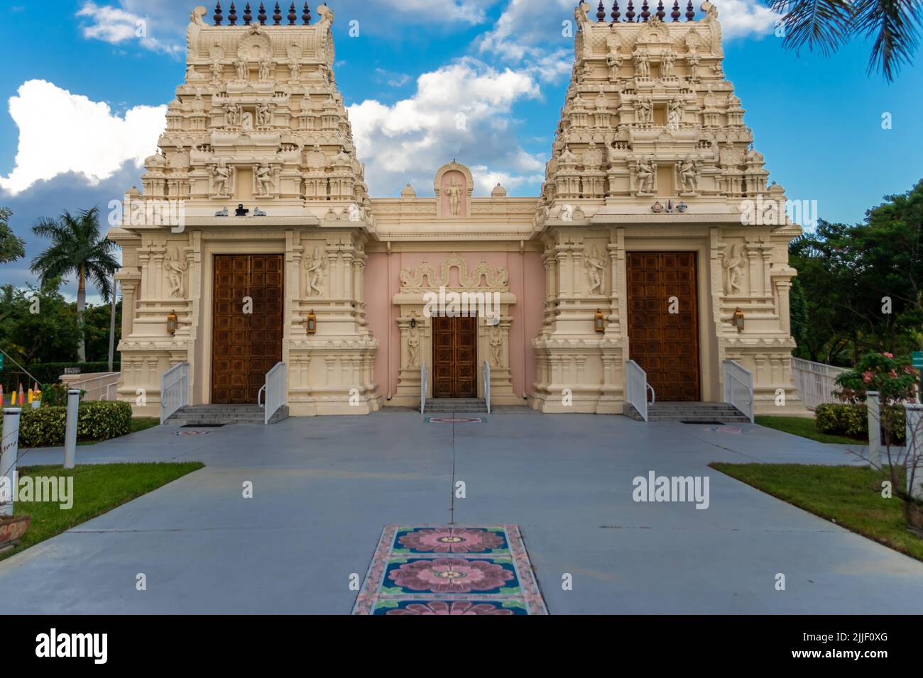 Le temple Shiva Vishnu de Floride du Sud est composé de deux bâtiments, un temple traditionnel et une salle communautaire pouvant accueillir jusqu'à 300 personnes. Banque D'Images