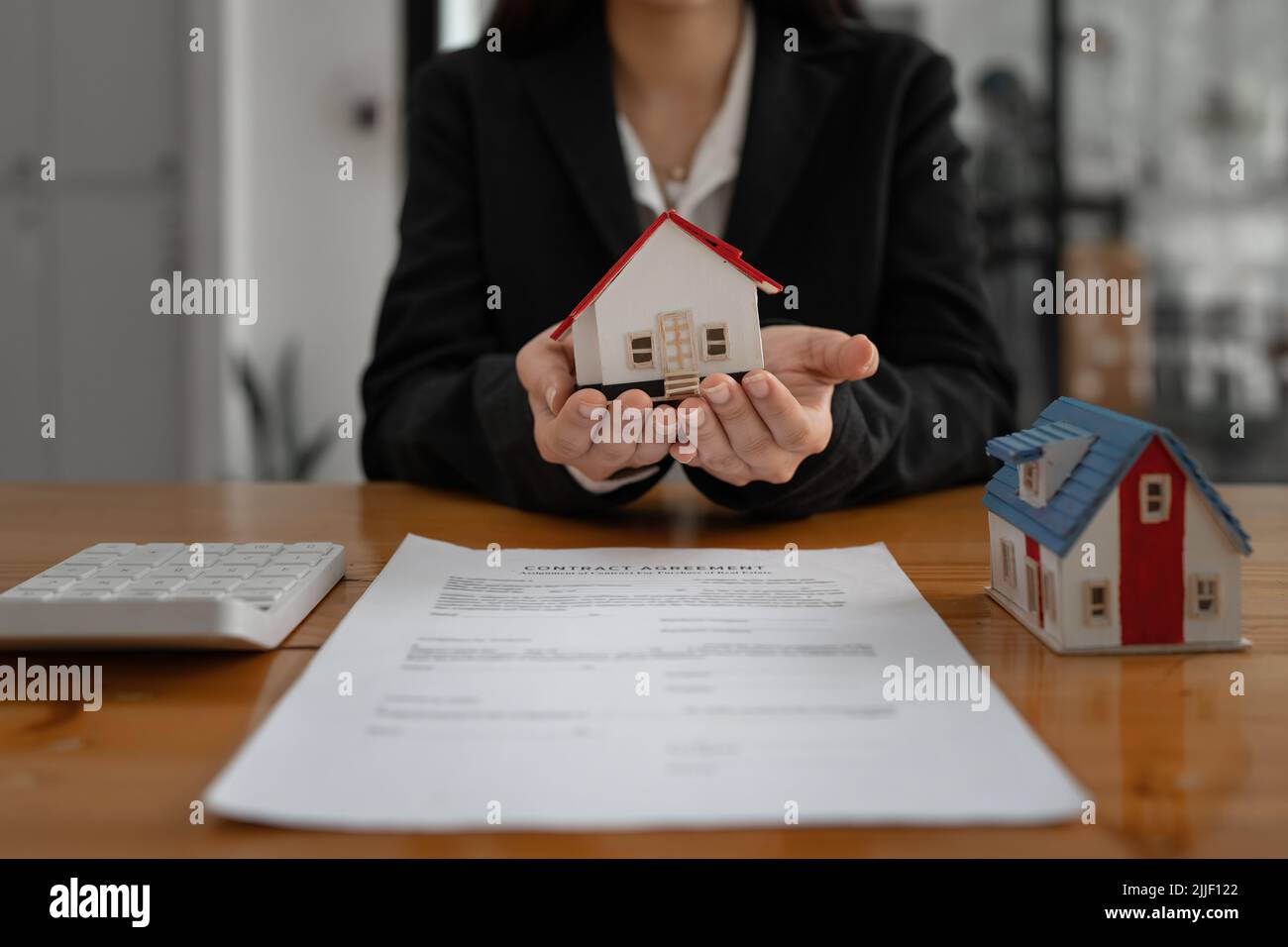 Agent courtier faisant la main pour protéger la maison. Assurance de biens et concept de sécurité. Banque D'Images