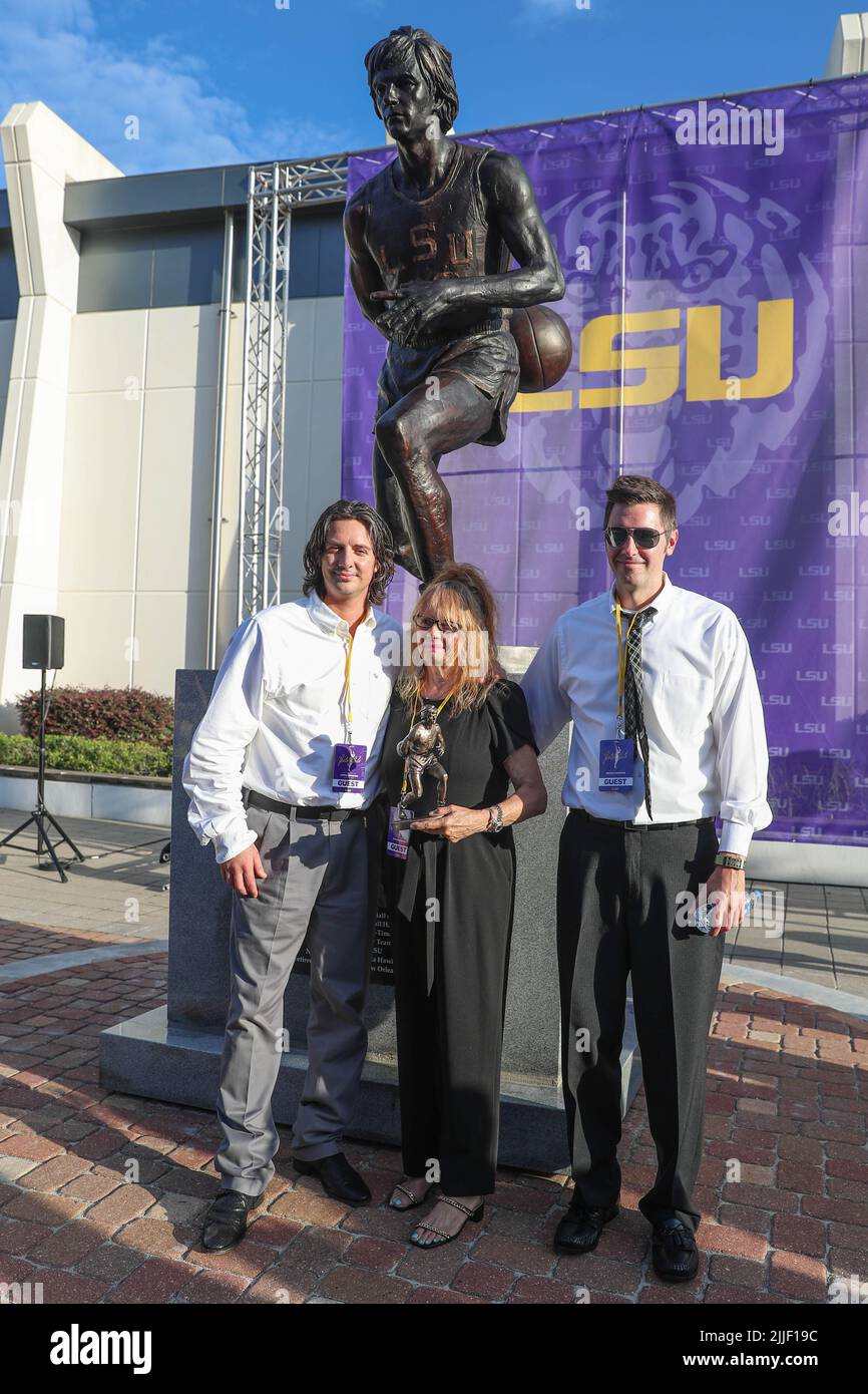 25 juillet 2022 Jackie Maravich pose avec la nouvelle statue avec