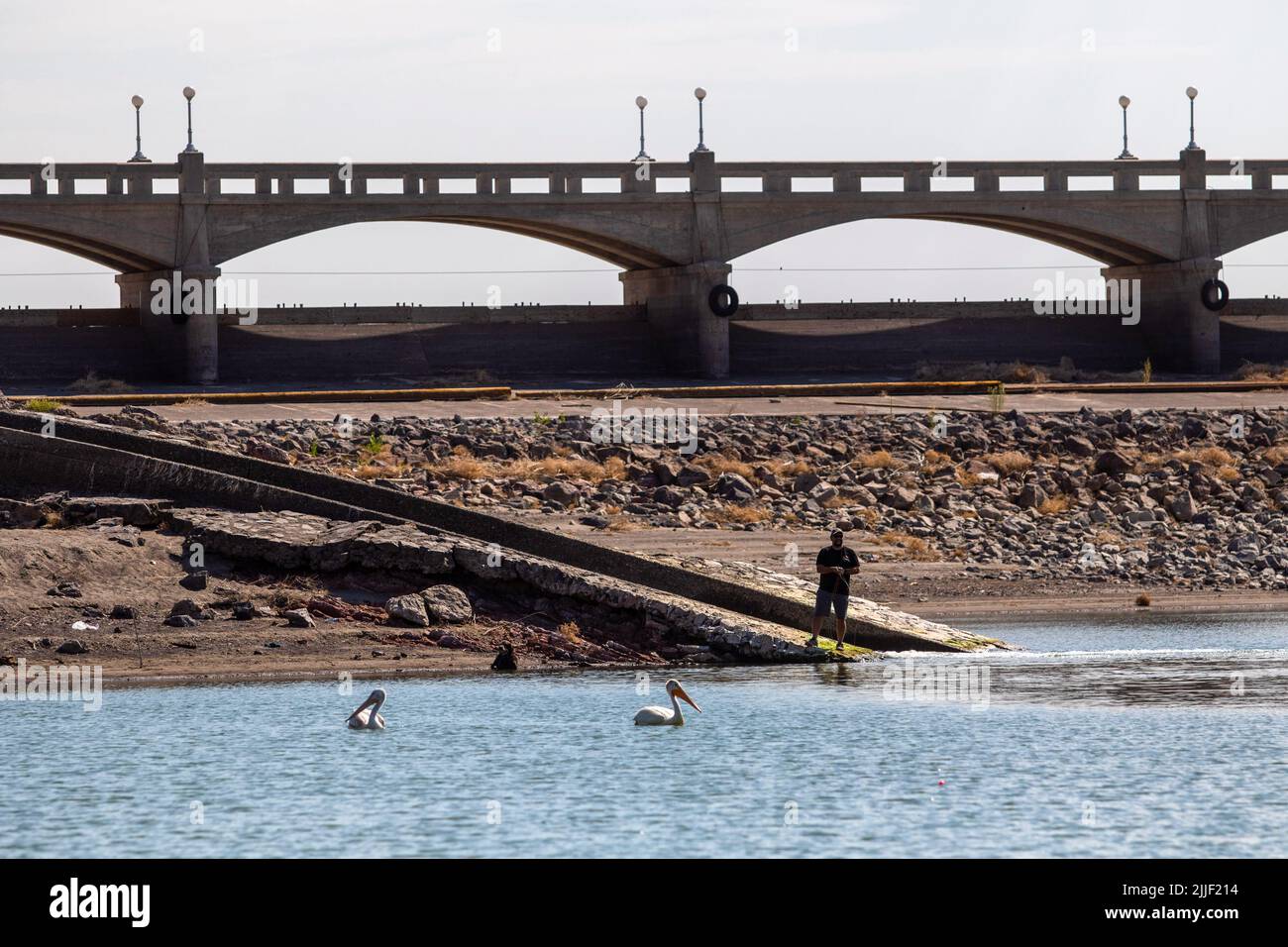 Silver Springs, États-Unis. 25th juillet 2022. Un homme a vu pêcher dans un réservoir avec de faibles niveaux d'eau. Le niveau d'eau des réservoirs de Lahontan continue de baisser sous les températures de 100 degrés et les besoins agricoles. (Photo de Ty O'Neil/SOPA Images/Sipa USA) crédit: SIPA USA/Alay Live News Banque D'Images