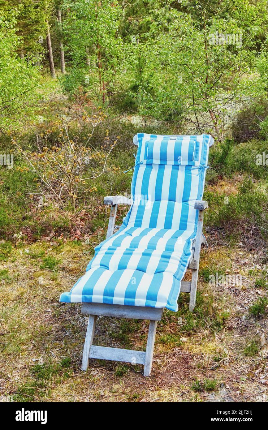 Chaise longue avec jardin extérieur pour se détendre, profiter de la vue sur la nature lors d'un voyage en camping dans les bois isolés, la forêt ou la réserve naturelle environnementale. Sièges Banque D'Images