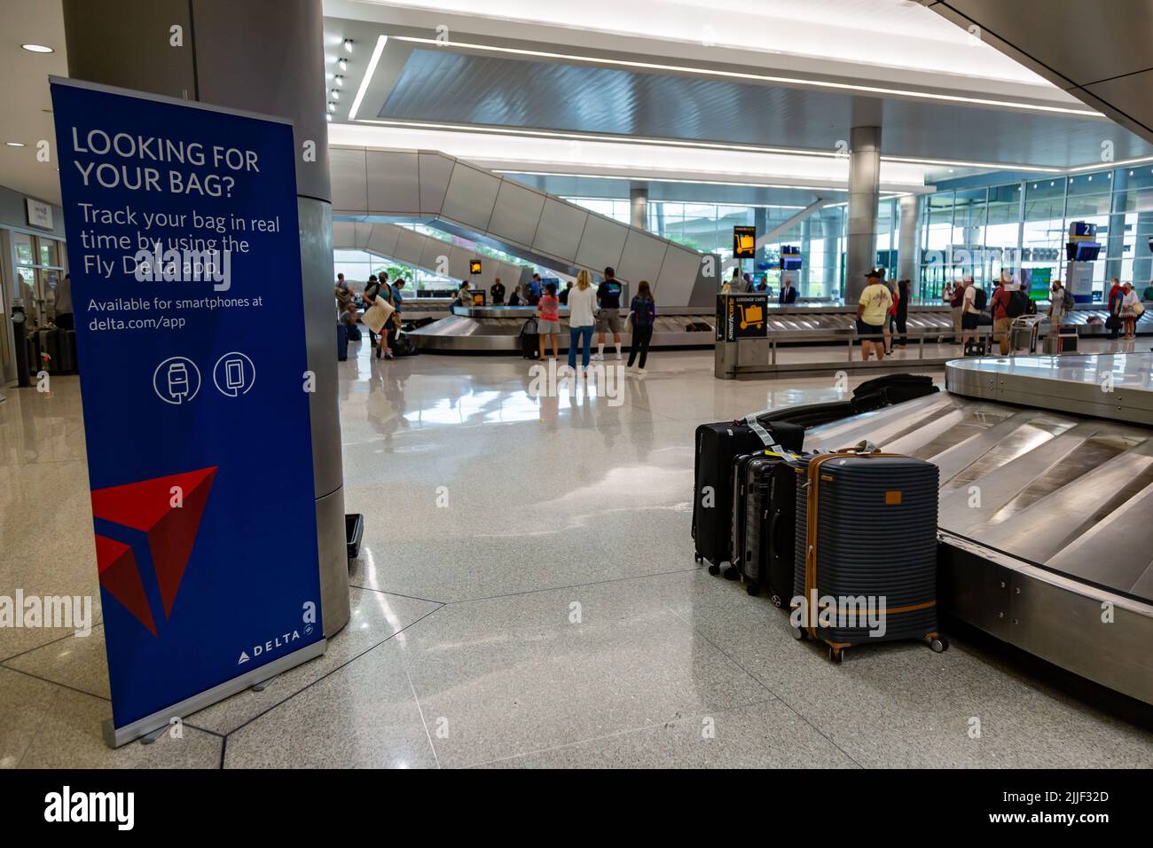 Un panneau Delta Airlines près des bagages non récupérés dans le carrousel à bagages à l'intérieur de l'aéroport international d'Indianapolis à Indianapolis, Indiana, États-Unis. Banque D'Images