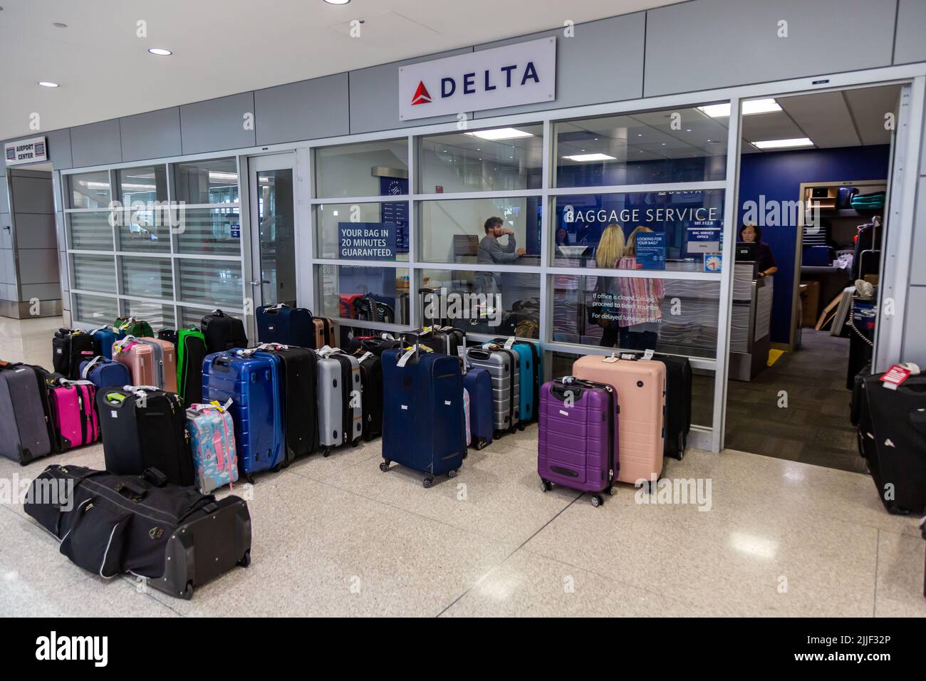 Delta airlines terminal Banque de photographies et d'images à haute  résolution - Alamy
