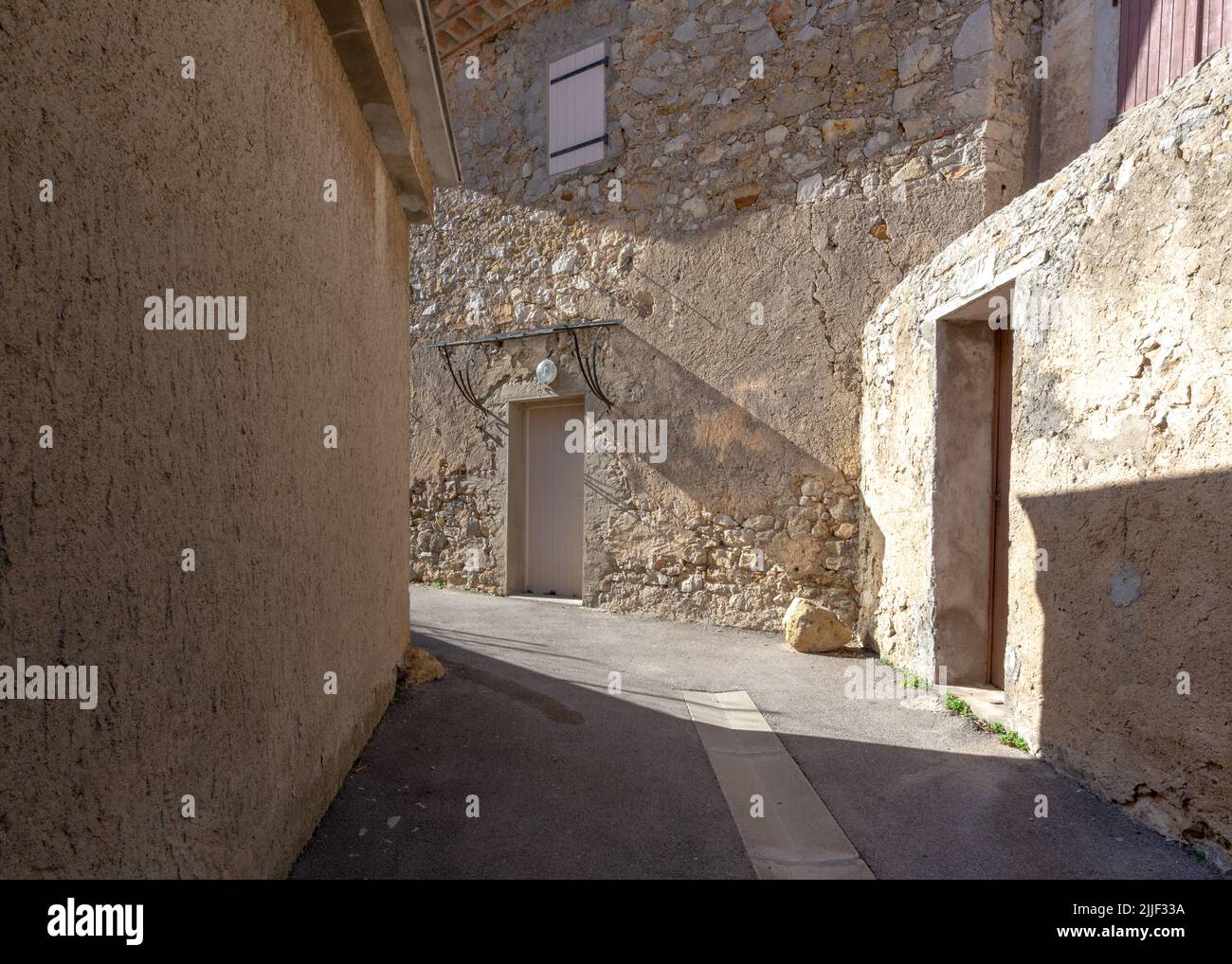Vieille rue du village de Gruissan, dans le sud de la France, avec des murs de couleur beige et pierre, prise sur un après-midi d'hiver ensoleillé sans personne Banque D'Images