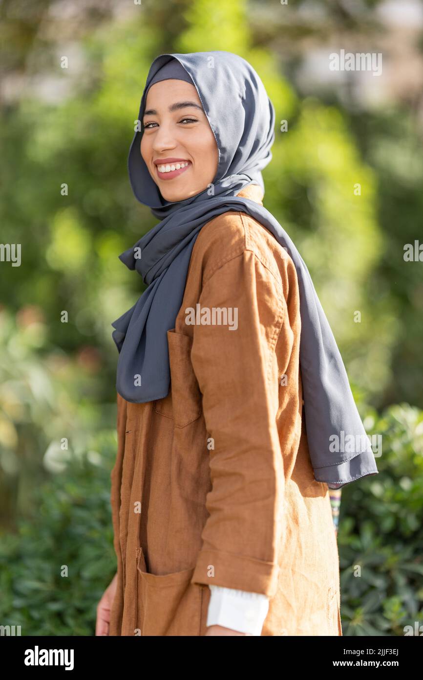 Portrait de la beauté musulmane femme souriant à l'extérieur de l'appareil photo Banque D'Images
