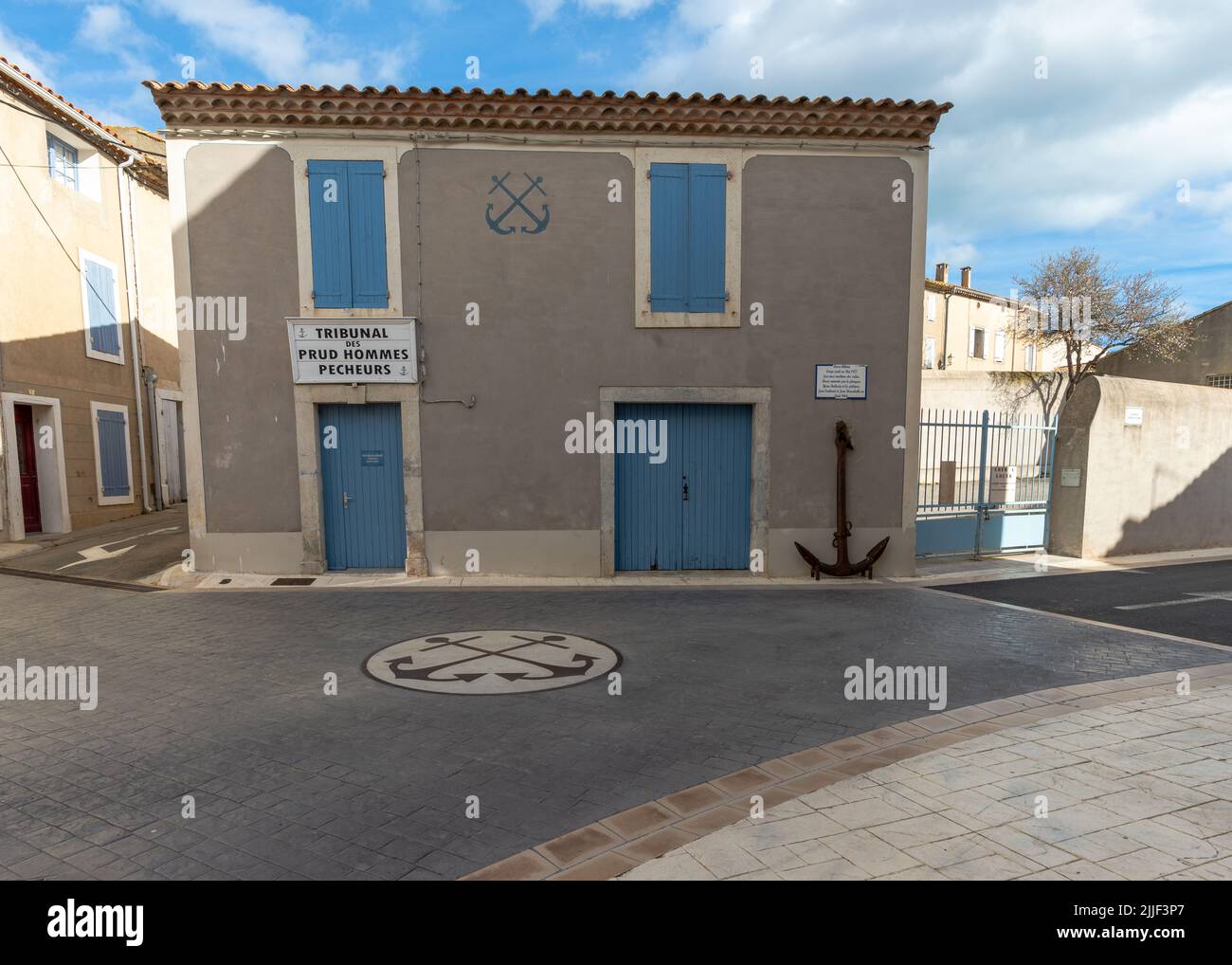 Gruissan, France - 20 février 2022: Le palais de justice des pêcheurs, pris un après-midi ensoleillé d'hiver, sans personne Banque D'Images