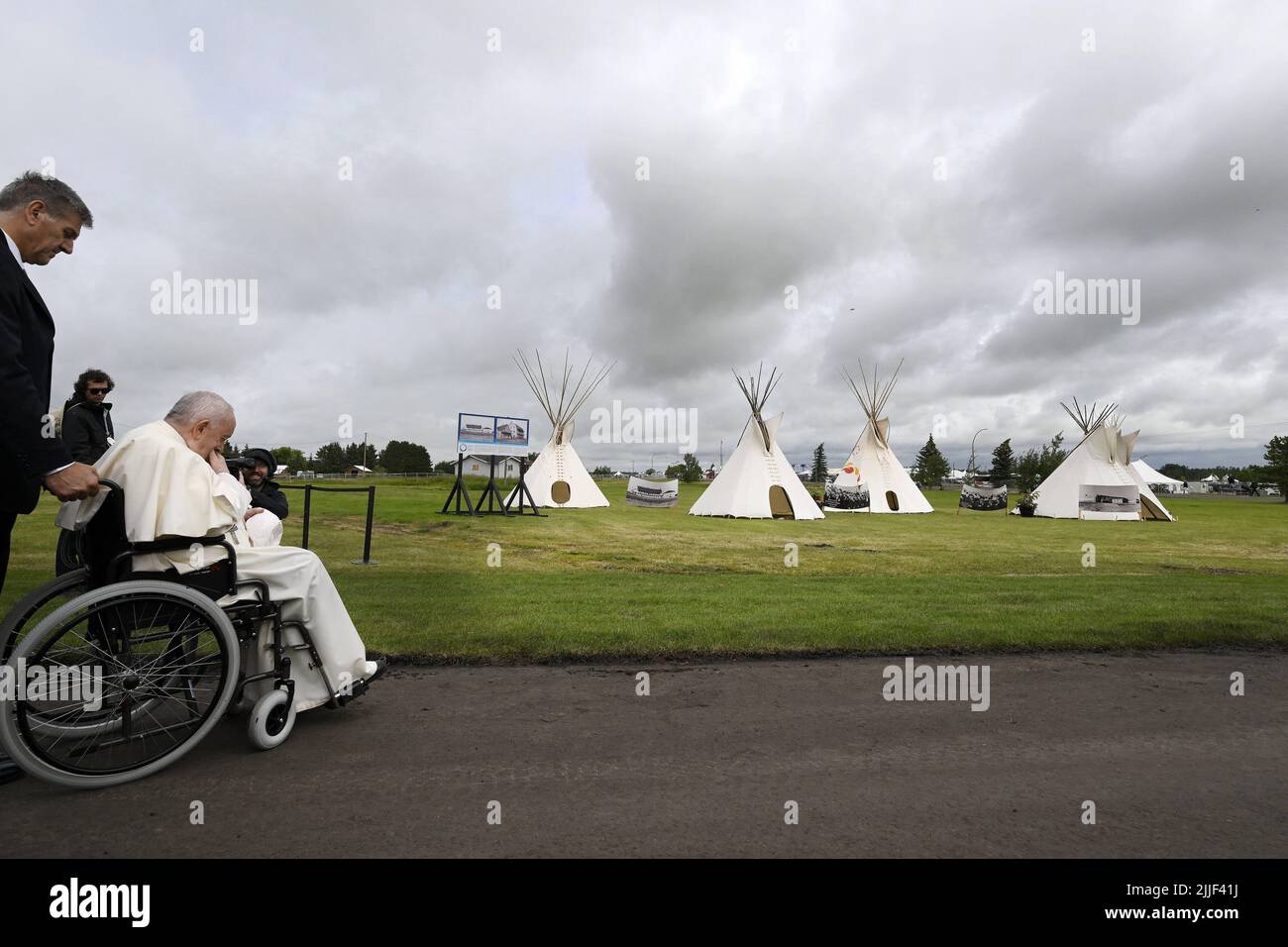 Edmonton, Ouest du Canada, 25 juillet 2022. Le pape François prie au cimetière autochtone d'Ermineskin, à Maskwacis, au sud d'Edmonton, dans l'ouest du Canada, sur 25 juillet 2022. Le pape François visite le Canada pour avoir l'occasion de s'excuser personnellement auprès des survivants autochtones d'abus commis sur une période de décennies dans des écoles résidentielles gérées par l'Église catholique. Photo de Vatican Media (EV)/ABACAPRESS.COM Banque D'Images