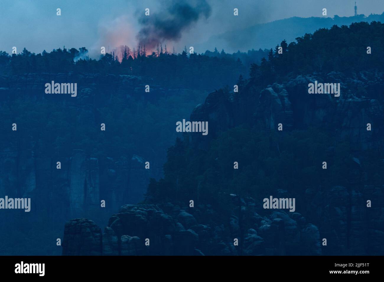 Schmilka, Allemagne. 26th juillet 2022. La forêt est en feu dans le parc national de la Suisse saxonne à Kleiner Winterberg. Crédit : Robert Michael/dpa/Alay Live News Banque D'Images