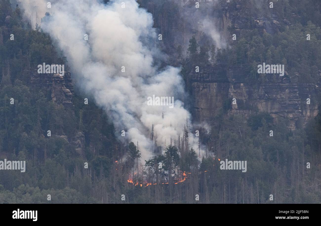 Schmilka, Allemagne. 26th juillet 2022. La forêt est en feu dans le parc national de la Suisse saxonne à Kleiner Winterberg. Crédit : Robert Michael/dpa/Alay Live News Banque D'Images