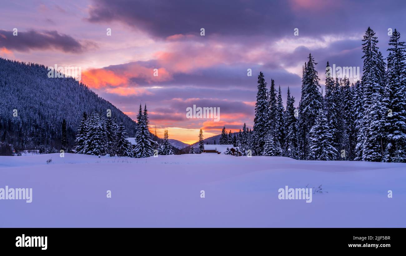 Coucher de soleil sur un paysage de neige à la station de ski Sun Peaks, dans les montagnes Shuswap de la Colombie-Britannique, Canada Banque D'Images