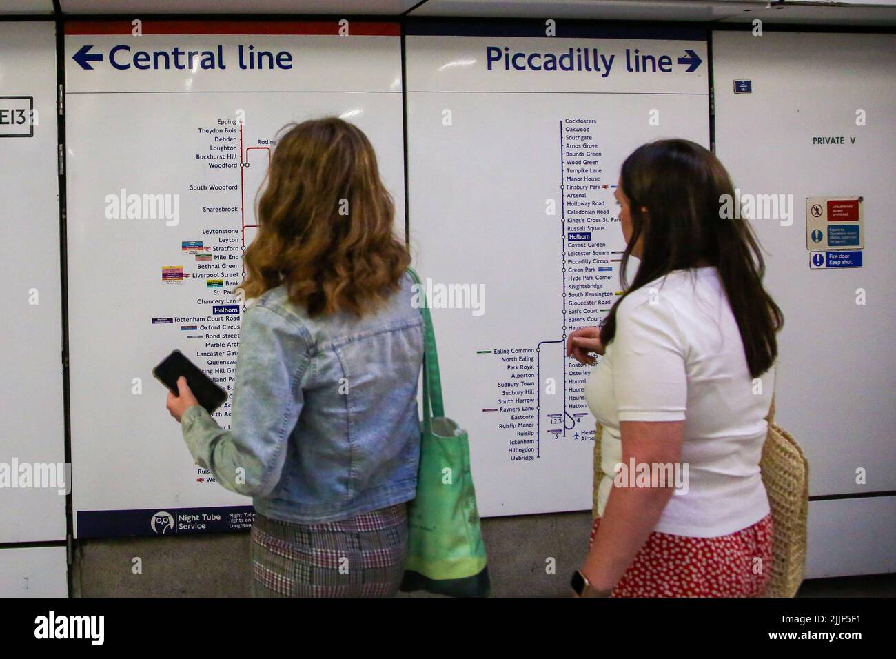 Londres, Royaume-Uni. 21st juillet 2022. Les passagers regardent les stations de la ligne centrale de la station de métro Holborn. (Image de crédit : © Dinendra Haria/SOPA Images via ZUMA Press Wire) Banque D'Images