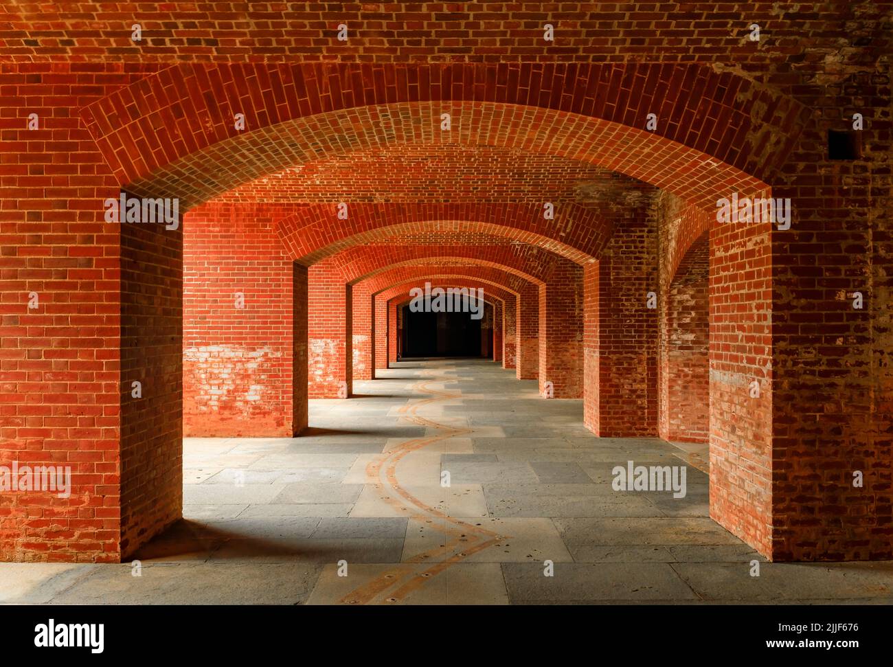 Couloir voûté au site historique national de fort point fortification, sous le Golden Gate Bridge à l'entrée de la baie de San Francisco, Californie Banque D'Images