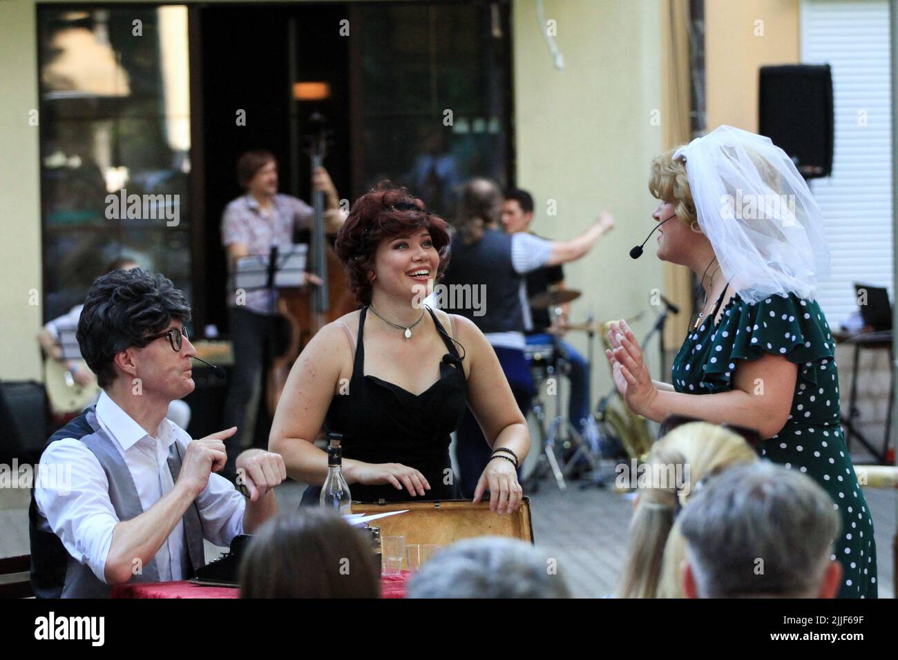 Le public regarde comme acteurs de théâtre exécuter "Odessa, je vous aime" sur le marché du livre à Odessa. La performance "Odessa, je t'aime" raconte des histoires de la vie des habitants d'Odessa avec sa couleur caractéristique et son humour. La représentation a été mise en scène par les acteurs du Théâtre n° 7 et jouée à l'extérieur sur le marché du livre. Le but de cette performance est de recueillir des dons pour les besoins de défense aérienne. Banque D'Images