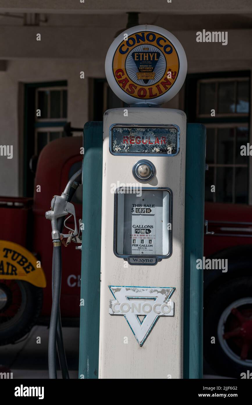 Pompe à gaz d'époque dans une ancienne station-service dans le quartier historique d'Helper, Utah. Banque D'Images