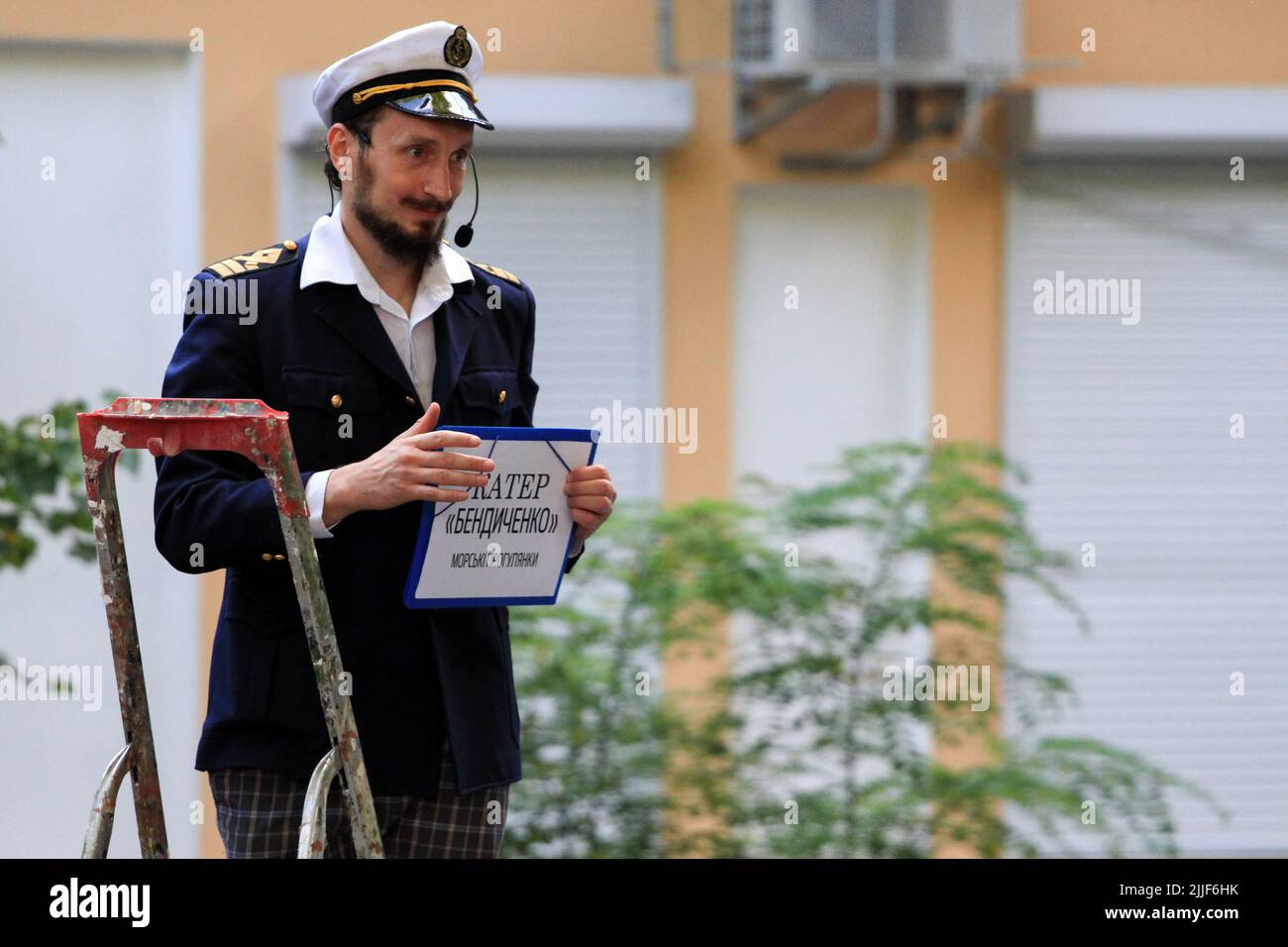 Odessa, Ukraine. 23rd juillet 2022. L'acteur de théâtre est vu pendant la représentation de ''Odessa, je t'aime'' au marché du livre à Odessa. La performance ''Odessa, je t'aime' raconte des histoires de la vie des habitants d'Odessa avec sa couleur caractéristique et son humour. La représentation a été mise en scène par les acteurs du Théâtre n° 7 et jouée à l'extérieur sur le marché du livre. Le but de cette performance est de recueillir des dons pour les besoins de défense aérienne. (Credit image: © Viacheslav Onyshchenko/SOPA Images via ZUMA Press Wire) Banque D'Images