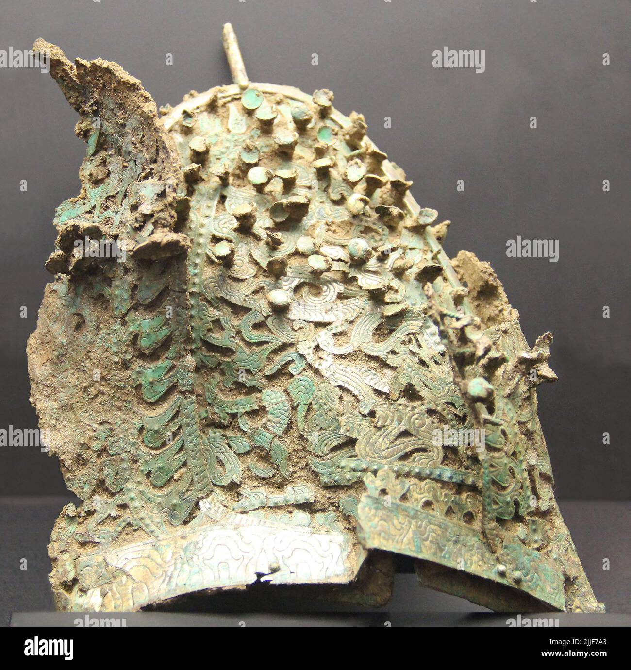 Corée du Sud : calotte de bronze doré, Royaume de Baekje, période de trois royaumes (18 BCE - 668 ce), Musée national de Corée, Séoul. Baekje/Paekche était l'un des trois royaumes de Corée, aux côtés de Goguryeo et Silla. Situé dans le sud-ouest de la Corée, le royaume a été fouillé par Onjo, troisième fils du légendaire fondateur de Goguryeo, Jumong, à Wiryeseong (sud de Séoul moderne). Baekje a souvent combattu et allié avec les autres royaumes, et était à son apogée au 4th siècle, quand il a contrôlé la plupart de la péninsule occidentale et peut-être même des territoires en Chine comme à Liaoxi. C'était une vache de mer importante Banque D'Images