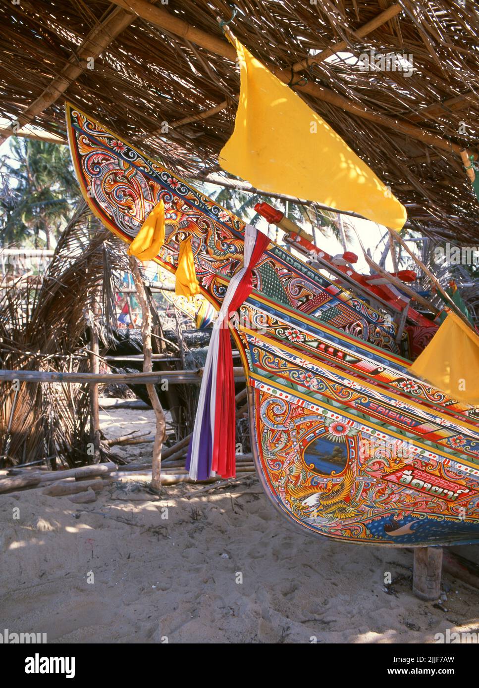 Thaïlande: Bateaux de pêche Korlae, Saiburi, sud de la Thaïlande. Le long de la côte est de la Thaïlande péninsulaire, de Ko Samui vers le sud, des bateaux de pêche colorés et peints ont été construits et décorés par des pêcheurs musulmans depuis des centaines d'années. Les meilleurs exemples de cette industrie en déclin proviennent des chantiers navals du district de Saiburi, dans la province de Pattani. Parmi les personnages représentés sur les dessins détaillés de la coque sont le lion de singha, l'oiseau corné de gagasura, le serpent de mer payanak, et l'oiseau garuda qui est à la fois le symbole du Royaume thaïlandais et le mont mythique du Dieu hindou Vishnu. Banque D'Images