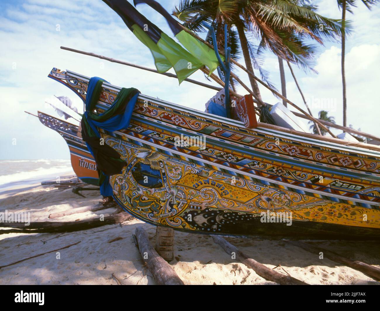 Thaïlande: Bateaux de pêche Korlae, Saiburi, sud de la Thaïlande. Le long de la côte est de la Thaïlande péninsulaire, de Ko Samui vers le sud, des bateaux de pêche colorés et peints ont été construits et décorés par des pêcheurs musulmans depuis des centaines d'années. Les meilleurs exemples de cette industrie en déclin proviennent des chantiers navals du district de Saiburi, dans la province de Pattani. Parmi les personnages représentés sur les dessins détaillés de la coque sont le lion de singha, l'oiseau corné de gagasura, le serpent de mer payanak, et l'oiseau garuda qui est à la fois le symbole du Royaume thaïlandais et le mont mythique du Dieu hindou Vishnu. Banque D'Images