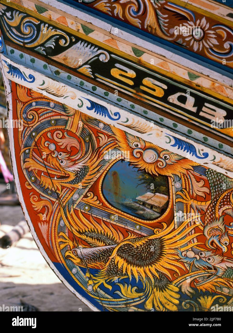 Thaïlande: Bateaux de pêche Korlae, Saiburi, sud de la Thaïlande. Le long de la côte est de la Thaïlande péninsulaire, de Ko Samui vers le sud, des bateaux de pêche colorés et peints ont été construits et décorés par des pêcheurs musulmans depuis des centaines d'années. Les meilleurs exemples de cette industrie en déclin proviennent des chantiers navals du district de Saiburi, dans la province de Pattani. Parmi les personnages représentés sur les dessins détaillés de la coque sont le lion de singha, l'oiseau corné de gagasura, le serpent de mer payanak, et l'oiseau garuda qui est à la fois le symbole du Royaume thaïlandais et le mont mythique du Dieu hindou Vishnu. Banque D'Images