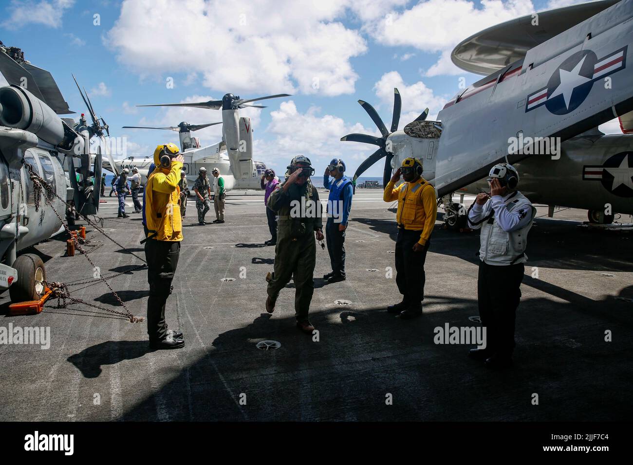 220723-N-MM912-1063 LES garçons du côté DE L'OCÉAN PACIFIQUE (23 juillet 2022) saluent le vice-SMA de la Marine américaine. Michael Boyle, Rim of the Pacific (RIMPAC) 2022 Commandant de la Force opérationnelle combinée, sur le pont de vol du porte-avions de la classe Nimitz USS Abraham Lincoln (CVN 72) pendant la RIMPAC 2022. Vingt-six nations, 38 navires, trois sous-marins, plus de 170 avions et 25 000 membres du personnel participent au RIMPAC de 29 juin au 4 août dans les îles hawaïennes et dans le sud de la Californie. Le plus grand exercice maritime international au monde, RIMPAC offre une occasion unique de formation tout en favorisant et en sustai Banque D'Images