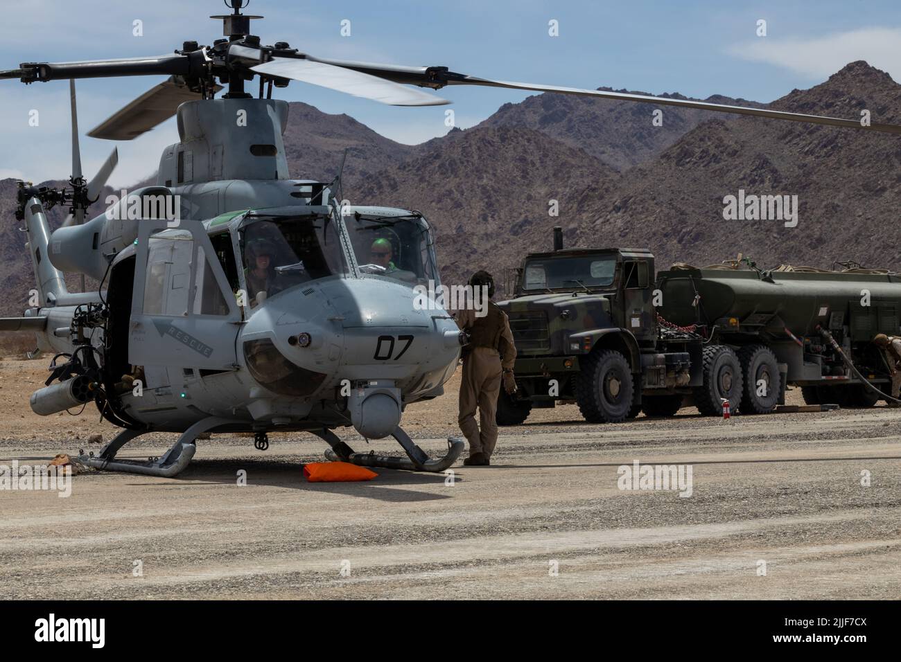 Les Marines des États-Unis avec l'escadron d'attaque d'hélicoptère léger marin (HMLA) 775, 4th, aile d'aéronef marin, ravitaillent leur VENIN UH-1Y à un point d'armement et de ravitaillement (FARP) pendant l'exercice d'entraînement intégré (ITX) 4-22 au Centre de combat aérien terrestre du corps maritime, Twentynine Palms, en Californie, sur 21 juillet 2022. Un FARP est une installation temporaire organisée, équipée et déployée pour fournir du carburant et des munitions nécessaires à l'emploi d'unités de manœuvre de l'aviation au combat. ITX offre à la Réserve des Marines l'occasion de planifier le déploiement de la force, de répéter la mobilisation, d'intégrer la composante active Banque D'Images